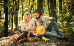 年轻的家庭小孩子野餐秋天自然日落篮子餐玩具孩子年轻的微笑家庭野餐秋天一天