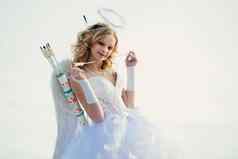 箭头爱丘比特情人节一天青少年天使丘比特可爱的天使弓箭头迷人的卷曲的女孩白色衣服翅膀天使丘比特女孩