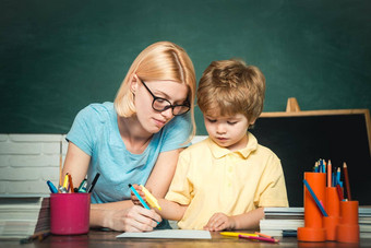 回来学校快乐时间老师孩子老师帮助孩子们家庭作业教室学校学校孩子概念
