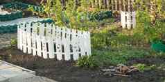 白色塑料栅栏花床上花园装饰早期春天