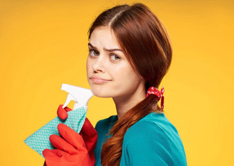 女人橡胶手套洗涤剂清洁做家务黄色的背景