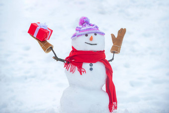 可爱的雪人他围巾雪场惊喜圣诞节礼物雪人购物袋礼物购物概念快乐微笑雪男人。出售折扣概念