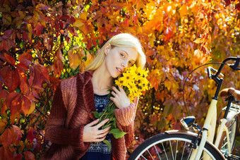 秋天女人公园黑暗红色的套衫美丽的秋天女人叶子秋天自然背景秋天概念