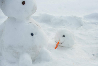 融化了雪人水坑坏温暖的多雨的冬天天气雪人院子里雪人孤独的雪人融化圣诞节