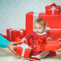 快乐梦幻女孩圣诞节礼物盒子快乐假期快乐圣诞节家庭冬天假期人概念圣诞节夏娃购物出售