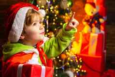 男孩可爱的孩子快乐的情绪玩圣诞节树礼物冬天假期火的地方圣诞节夏娃孩子圣诞节树壁炉圣诞节夏娃