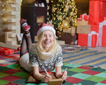 圣诞节未来快乐圣诞节列表女人舒适的针织毛衣享受圣诞节大气首页快乐笑女人