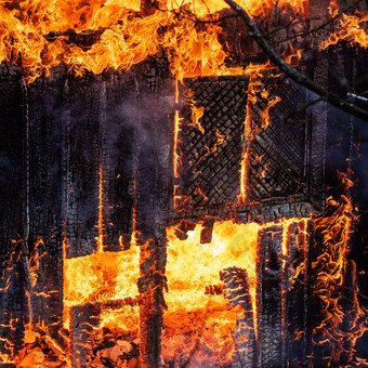 火破坏烧焦的烧房子烧焦的火焰房子晚上火烟住宅区域晚上危险的火房子院子里火