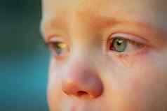 哭婴儿天空蓝色的眼睛温柔的婴儿男孩哭眼睛下降眼泪下降甜心孩子情感婴儿小姐妈妈童年概念
