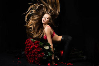 美丽的女人红色的<strong>玫瑰</strong>花束美丽的女人<strong>玫瑰可爱</strong>的诱人的女人持有大花束红色的<strong>玫瑰</strong>黑色的背景情人节一天