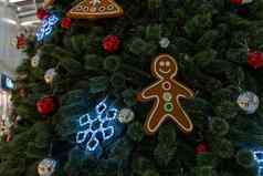 关闭大圣诞节树圣诞节玩具购物中心松柏科的树装饰装饰创建节日情绪假期庆祝活动