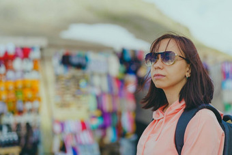 女旅行者市场多山的地形女人旅<strong>游记</strong>忆购物展位