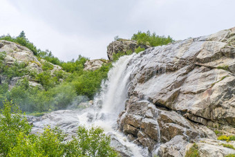 瀑布<strong>夏天</strong>一天自然快速<strong>水流</strong>下降岩石蓝色的天空阳光明媚的<strong>夏天</strong>一天农村