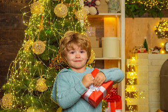 冬天孩子圣诞节孩子们孩子礼物冬天圣诞节情感孩子圣诞节现在木房子背景