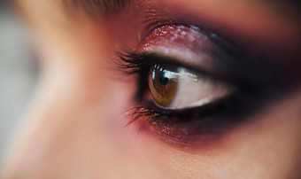 闪亮的闪闪发光的颜料眼睛化妆奢侈品眼睛化妆概念紫色的烟眼睛化妆关闭照片专业烟眼睛使女孩特殊的场合