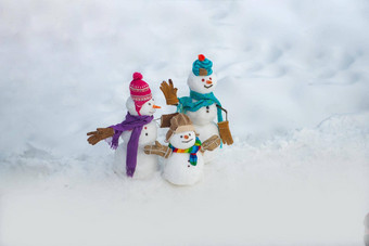 冬天出售横幅雪人父雪人孩子冬天概念可爱的雪人家庭站冬天圣诞节景观