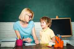 小学学校教育学习孩子概念老师帮助孩子们家庭作业教室学校老师一天