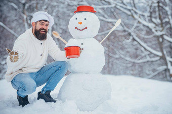 有趣的圣诞节老板烹饪圣诞节准备有趣的有胡子的男人。雪人男人。快乐一年赶时髦的人圣诞老人老人
