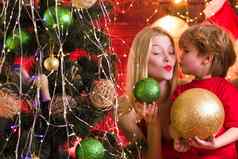 可爱的圣诞老人婴儿男孩接吻妈妈妹妹明亮的年室内现在盒子快乐圣诞节一年快乐幸福快乐孩子玩圣诞节装饰