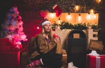 时尚肖像女孩在室内圣诞节树有趣的女孩圣诞老人服装礼物情绪情绪庆祝活动圣诞节首页大气