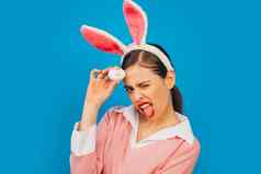 快乐复活节年轻的女人兔子兔子耳朵肖像快乐女人兔子耳朵蛋亨特嘴唇复活节口红吻印记复活节蛋