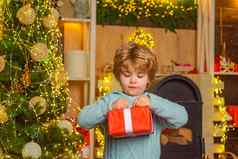 快乐的可爱的孩子开放圣诞节现在快乐孩子装修圣诞节树可爱的孩子圣诞节树