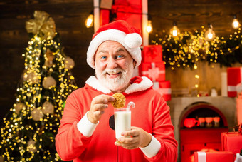 快乐圣诞老人老人吃饼干喝玻璃牛奶首页圣诞节室内圣诞老人老人享受饼干牛奶左圣诞节夏娃