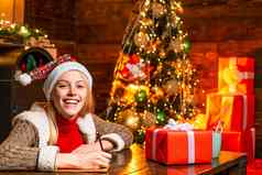 快乐的微笑金发女郎女人写作信圣诞老人列表礼物圣诞节礼物礼物概念快乐幸福圣诞节圣诞节树