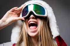 滑雪面具体育运动极端的体育运动冬天休闲笑快乐女孩滑雪面具灰色背景滑雪板眼镜冬天活动冬天体育运动活动肖像快乐年轻的女孩孤立的