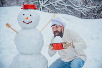 圣诞节烹饪有趣的圣诞节烹饪快乐父亲老板<strong>玩<strong>雪</strong>人雪</strong>冬天走圣诞老人老人烹饪祝愿快乐圣诞节