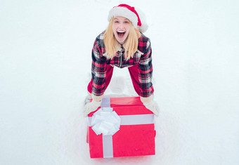 冬天女人礼物圣诞节女人持有巨大的礼物盒子女人现在红色的礼物盒子丝带弓孤立的白色背景<strong>大礼</strong>物盒子