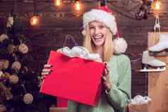 年轻的女人圣诞节现在盒子前面圣诞节树冬天夏娃晚上情感反应有趣的快乐脸