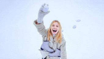 有趣的微笑年轻的女人冬季户外快乐冬天有趣的女人冬天游戏美丽的微笑年轻的女人温暖的服装冰溜冰鞋
