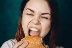 女人吃汉堡快食物零食特写镜头