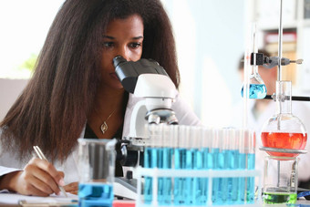 黑色的女人科学家学<strong>生化</strong>学家保护