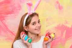 快乐微笑青少年女孩兔子耳朵持有画复活节鸡蛋快乐复活节假期概念可爱的女孩庆祝复活节快乐的孩子传统的装饰