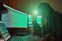 网络犯罪一边视图年轻的黑客黑色的连帽衫多个电脑智能手机偷数据坐着黑暗房间