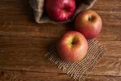 苹果木表格维生素新鲜的水果有机