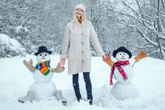 冬天女人有趣的女孩爱冬天冬天肖像年轻的女人冬天雪风景可爱的女孩使雪人雪场户外