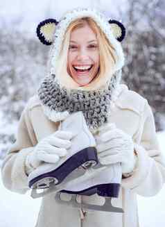 冬天女人穿有趣的他格子围巾外套冬天假期圣诞节美丽的女人走冬天公园感觉美妙的