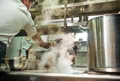团队合作餐厅老板给胡椒磨床助理烹饪过程厨房