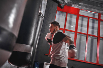 培训纹身肌肉发达的运动员体育服装培训硬重穿孔袋大战斗拳击健身房