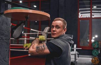 冠军手臂锻炼专业年轻的拳击手绿色手包装打冲速度袋拳击健身房