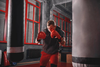 不可能的肌肉发达的运动员体育运动服装锻炼重穿孔袋战斗拳击健身房