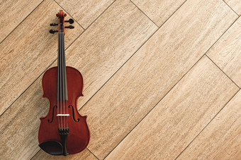 <strong>经典音乐</strong>的仪器前视图棕色（的）小提琴木地板上