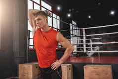 拉伸成功年轻的肌肉发达的运动员体育服装伸展运动扩张器培训拳击健身房