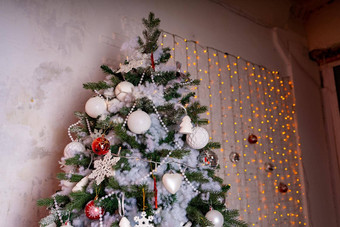 装饰圣诞节树房间松柏科的树白色红色的装饰物位于白色<strong>墙</strong>庆祝<strong>活动</strong>假期