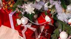 包装礼物圣诞节树盒子礼物地板上松柏科的树概念假期惊喜