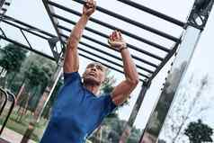 非洲男人。锻炼开放空气健身房