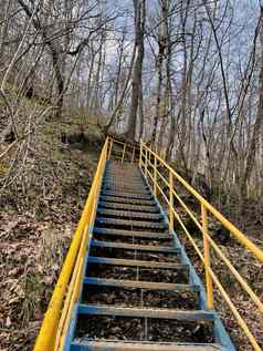 关闭金属楼梯林地金属楼梯克服障碍多山的地形
